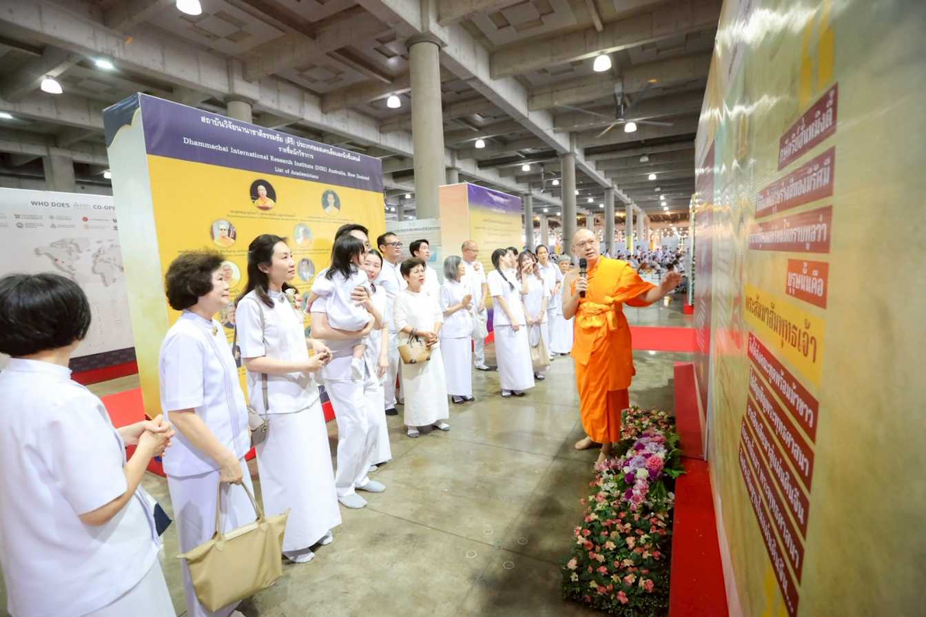 พระอาจารย์ ได้นำชมนิทรรศการพร้อมบรรยาย เพื่อให้ความรู้เกี่ยวกับการจัดนิทรรศการในครั้งนี้