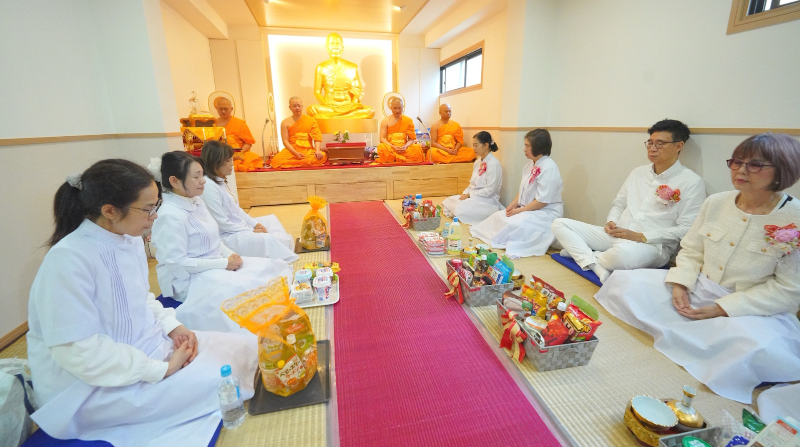 สาธุชนผู้มีบุญทุกท่านสวดมนต์ และปฏิบัติธรรม เพื่อกลั่นใจให้ผ่องใส