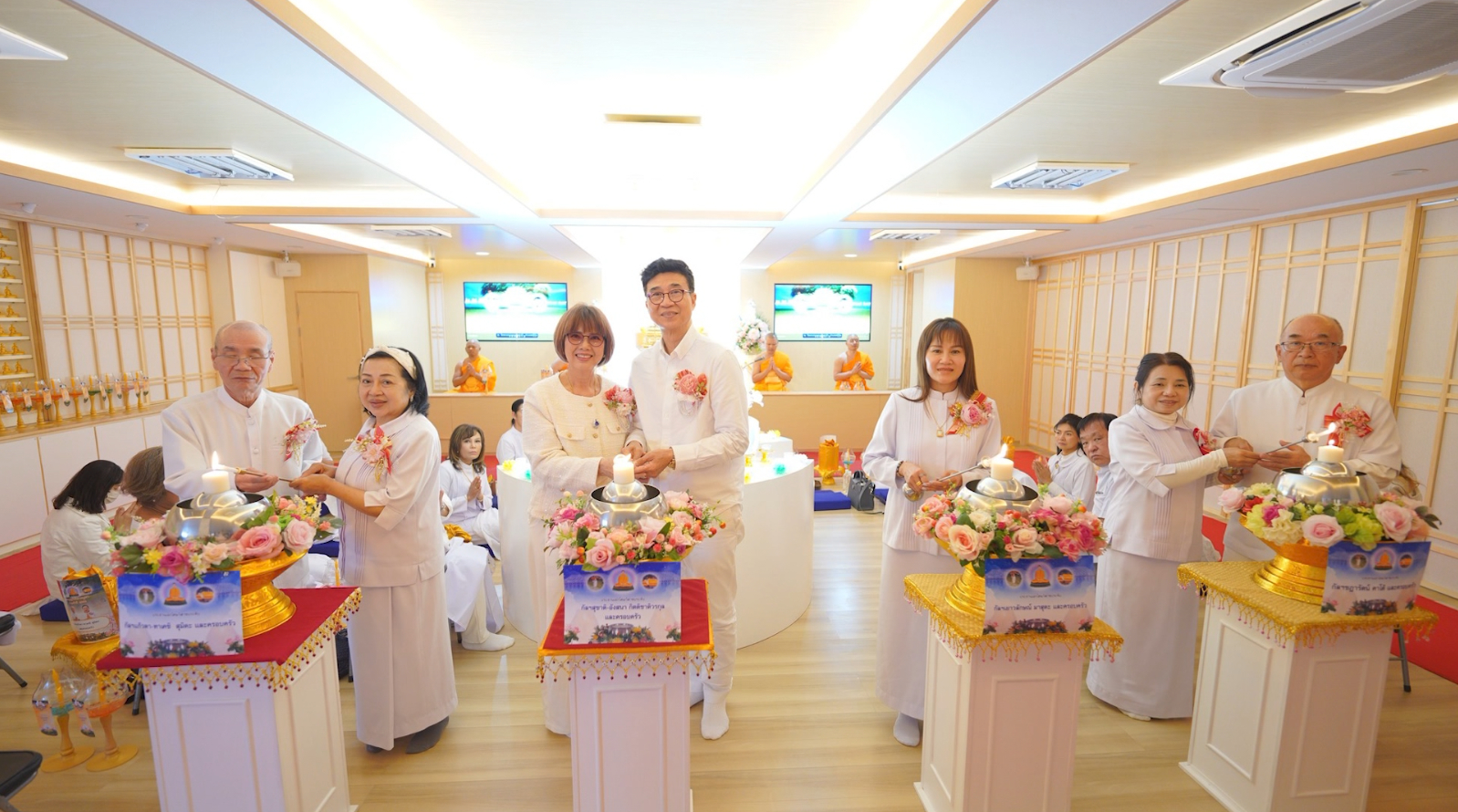 พิธีจุดโคมวิสาขบูชาโดยมีคณะประธาน 4 คณะ