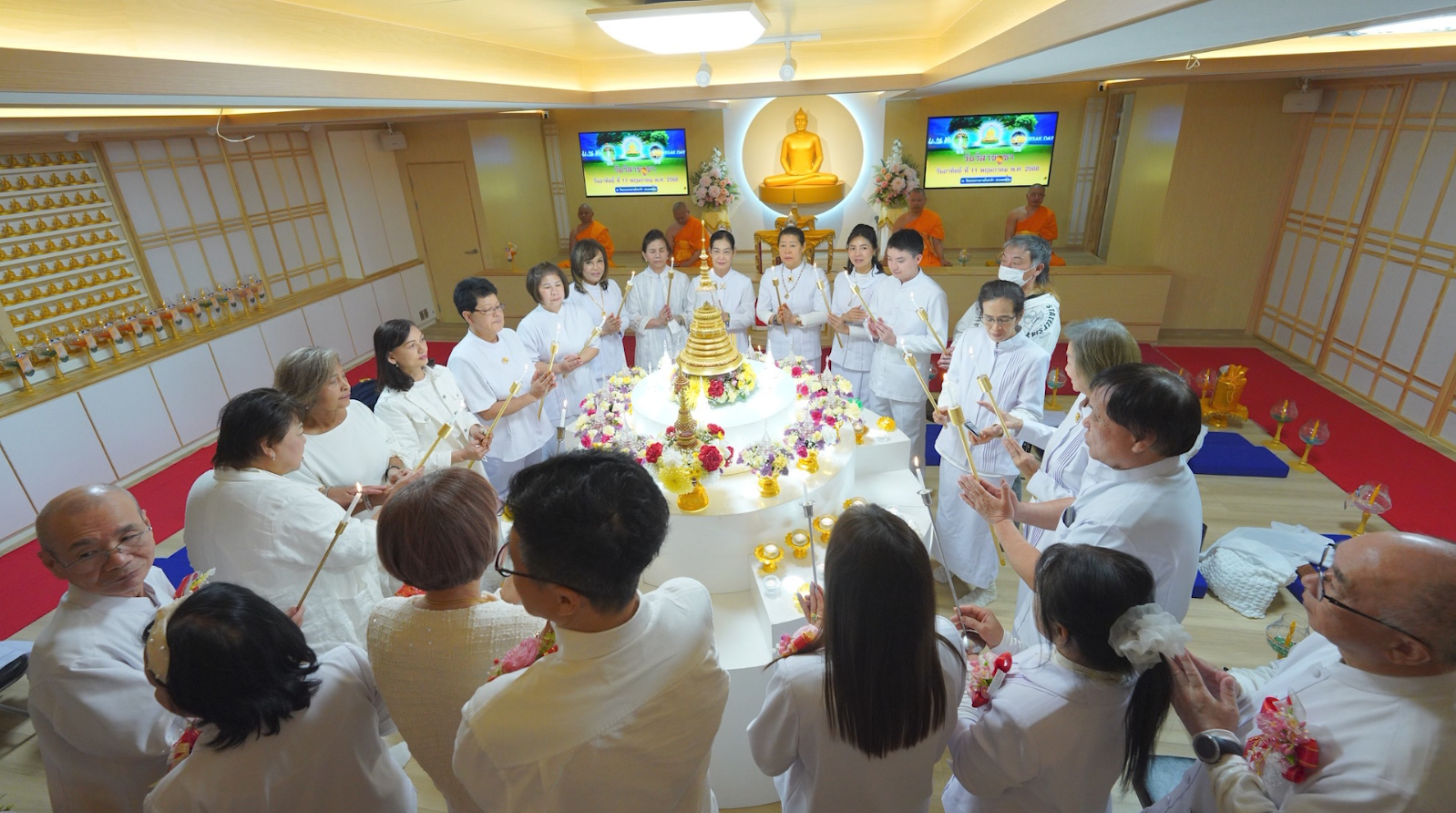 สาธุชนได้ร่วมกันจุดโคมวิสาขประทีป