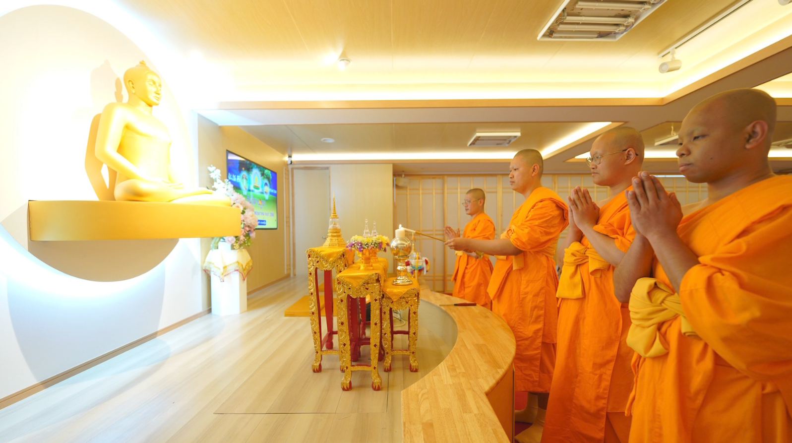 จุดประทีปบูชาธรรมพระประธาน