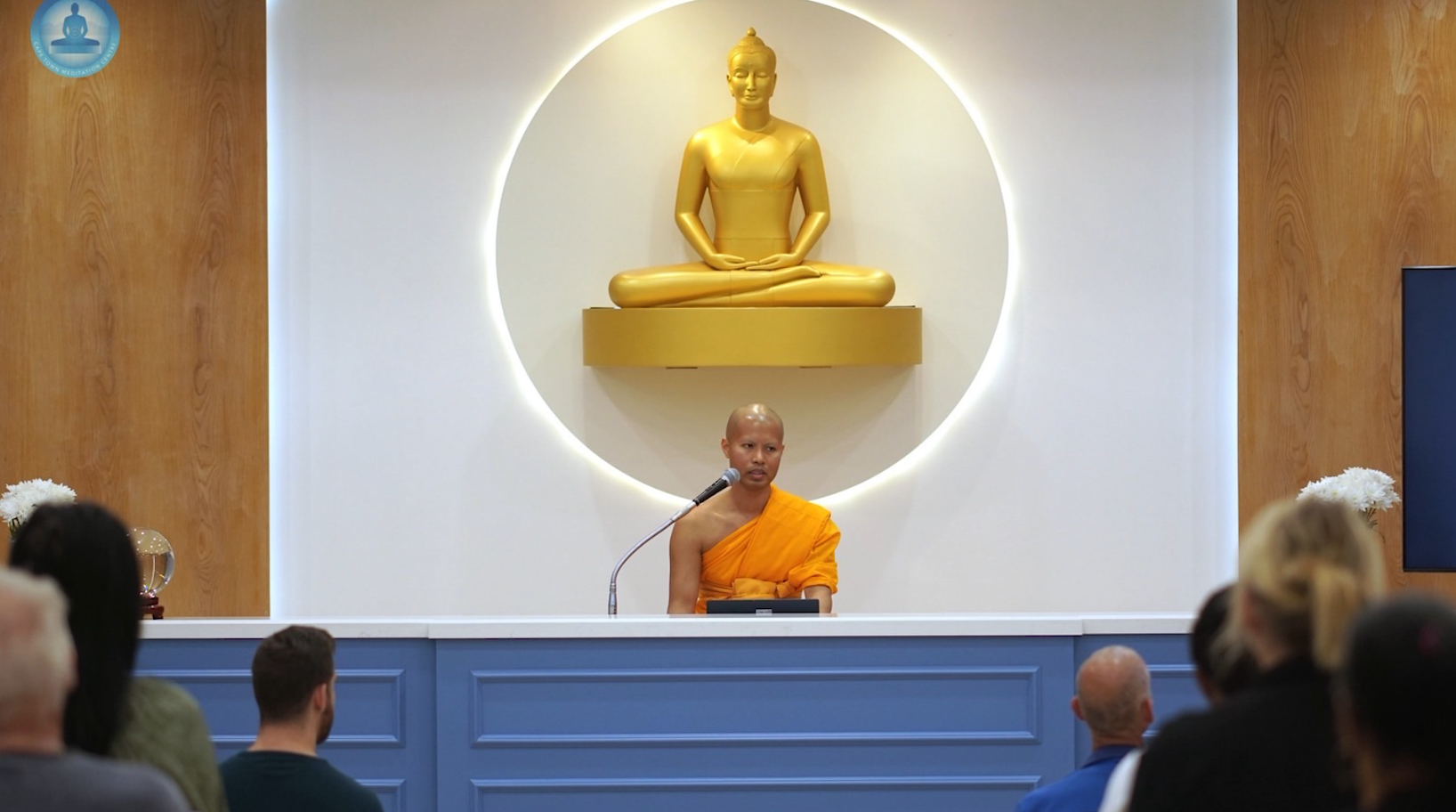 พระอาจารย์เทศน์สอนให้ทุกท่านรวมใจหยุดนิ่งๆ นุ่มๆ เบาๆ ที่ศูนย์กลางกายฐานที่ 7