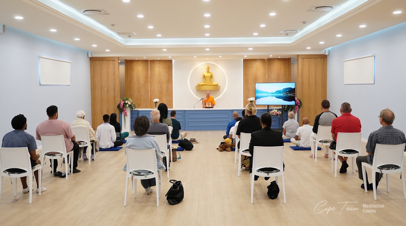 ทุกท่านนั่งสมาธิร่วมกัน