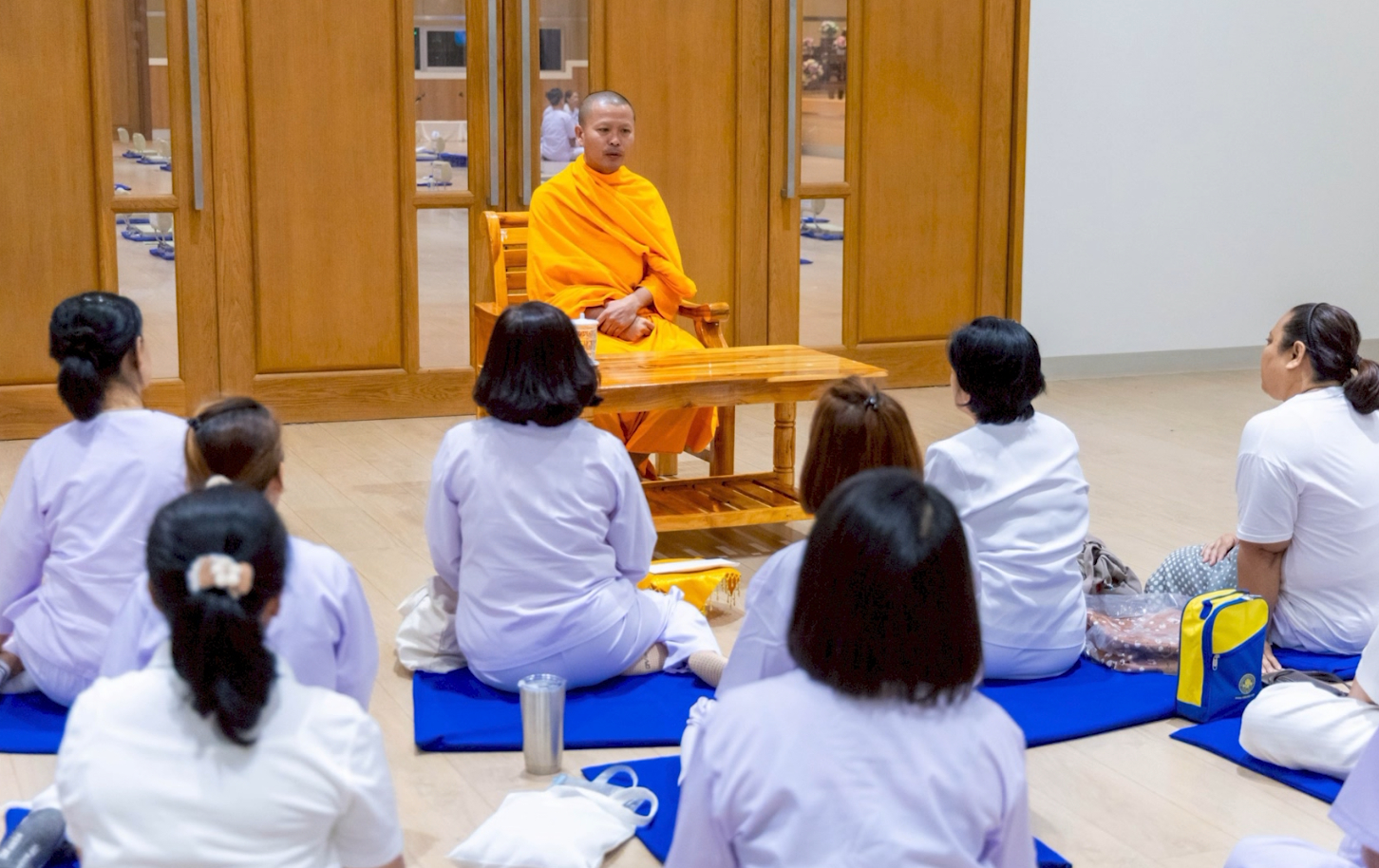 พระอาจารย์ประชุมกลุ่มย่อยกับผู้ที่มาอบรม