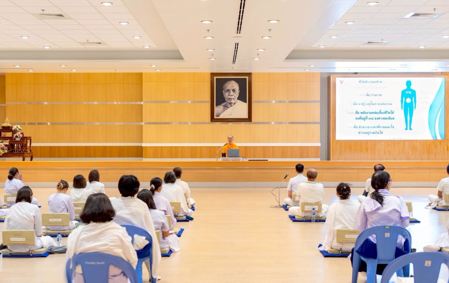 พระอาจารย์ได้แสดงพระธรรมเทศนาในหัวข้อต่างๆ