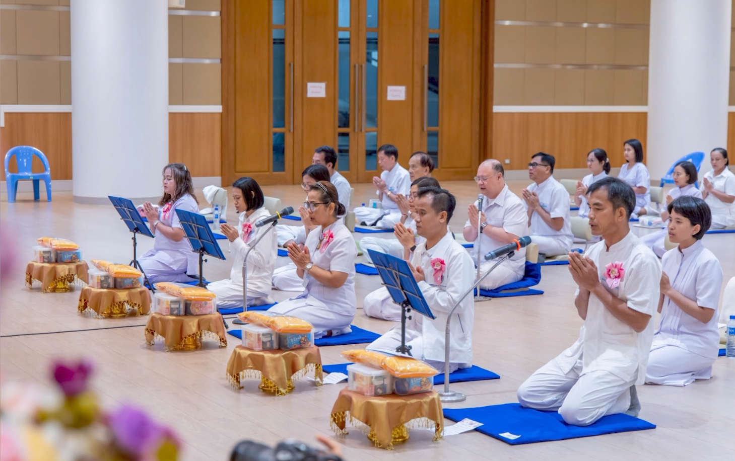 ถวายสังฆทานแด่คณะสงฆ์