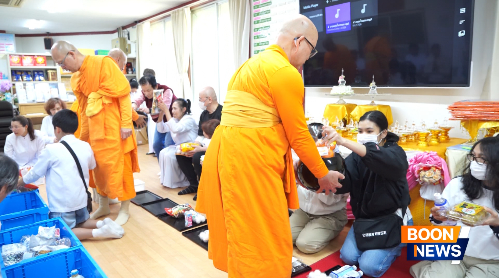 พิธีตักบาตร ซึ่งเป็นอริยประเพณีของชาวพุทธ