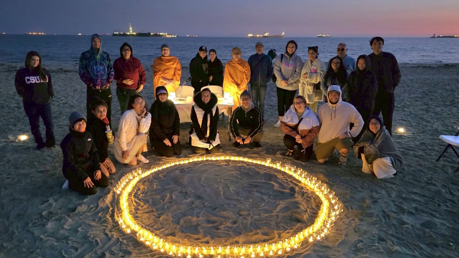 วัดพระธรรมกายแคลิฟอร์เนีย จัดกิจกรรมจุดประทีปรวมใจเพื่อสันติสุขภายใน