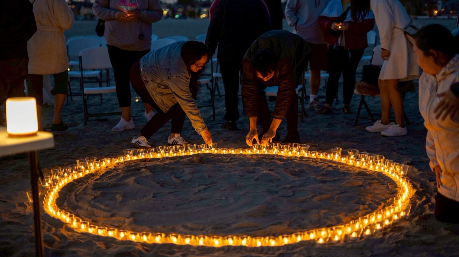 วัดพระธรรมกายแคลิฟอร์เนีย จัดกิจกรรมจุดประทีปรวมใจเพื่อสันติสุขภายใน