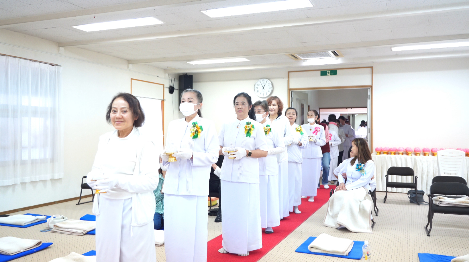 พิธีอัญเชิญองค์พระแก้วใส และดอกไม้บูชาพระสัมมาสัมพุทธเจ้า