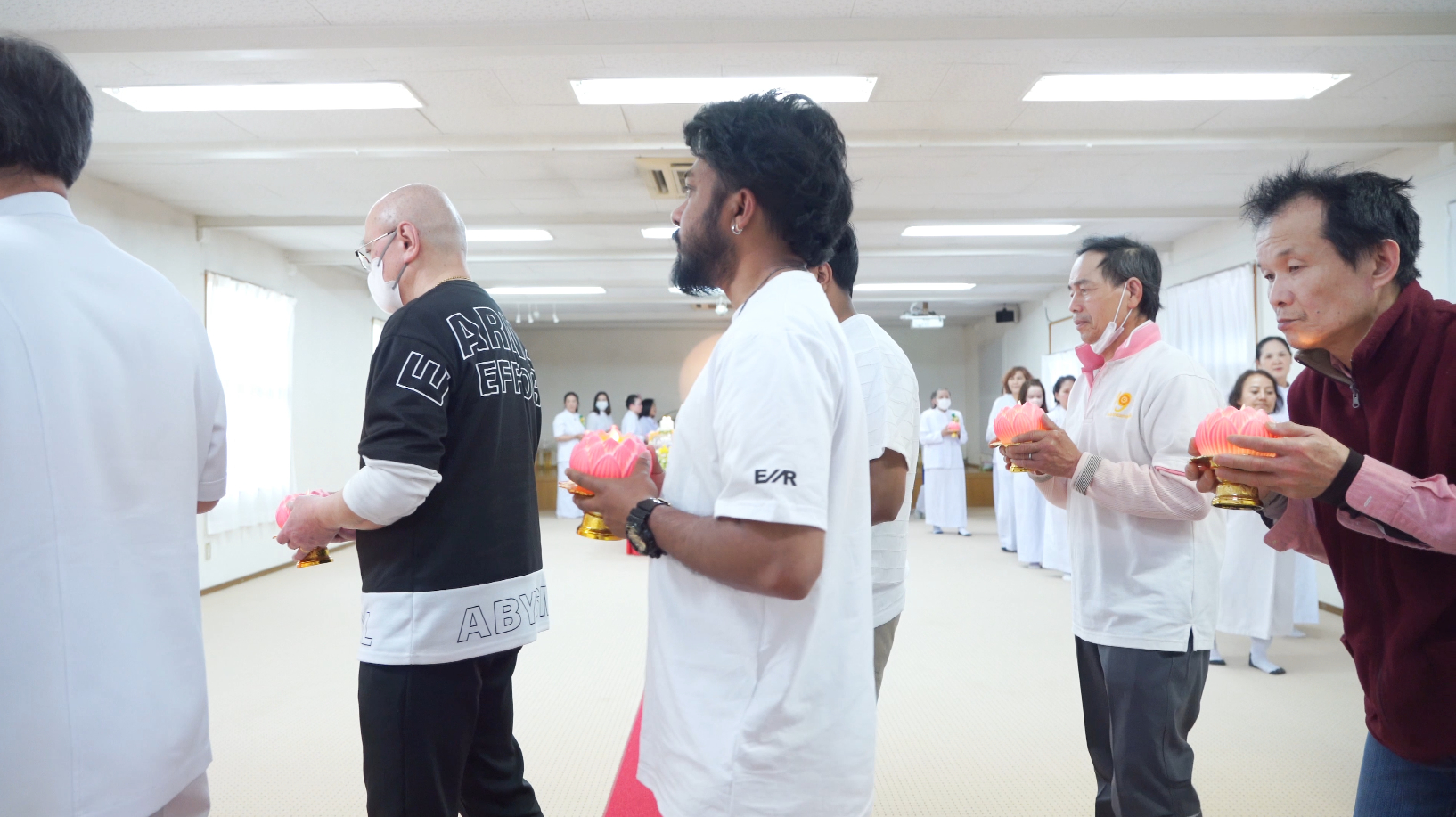 เวียนประทักษิณรอบพระบรมสารีริกธาตุ 3 รอบ เพื่อถวายเป็นพุทธบูชาพร้อมกับสวดมนต์บทอิติปิโส