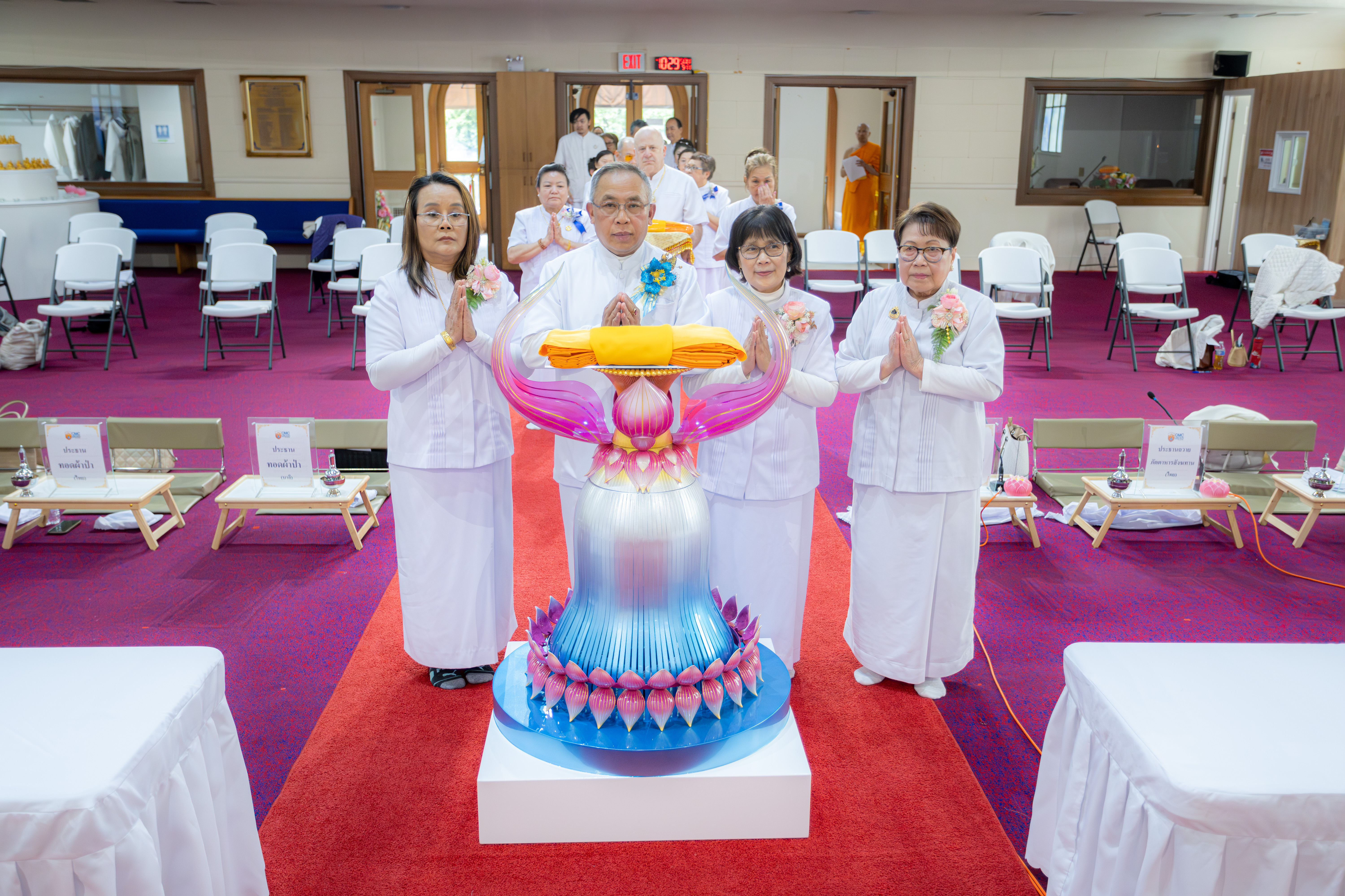 อัญเชิญผ้าไตรเข้าสู่ศูนย์กลางพิธี