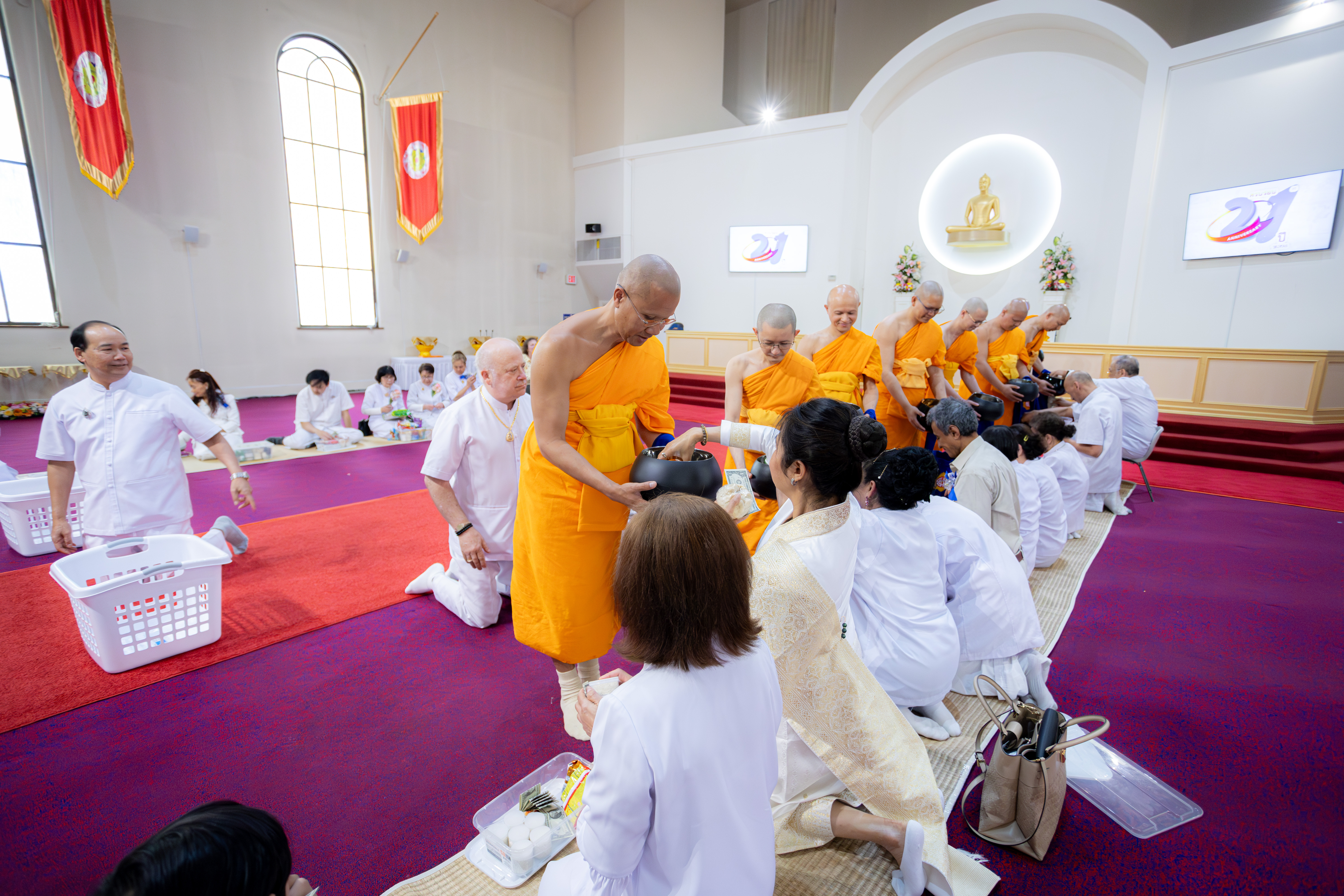 ตักบาตรข้าวสารอาหารแห้งแด่คณะสงฆ์ เพื่อร่วมกันสืบสานประเพณีอันดีงามของชาวพุทธ