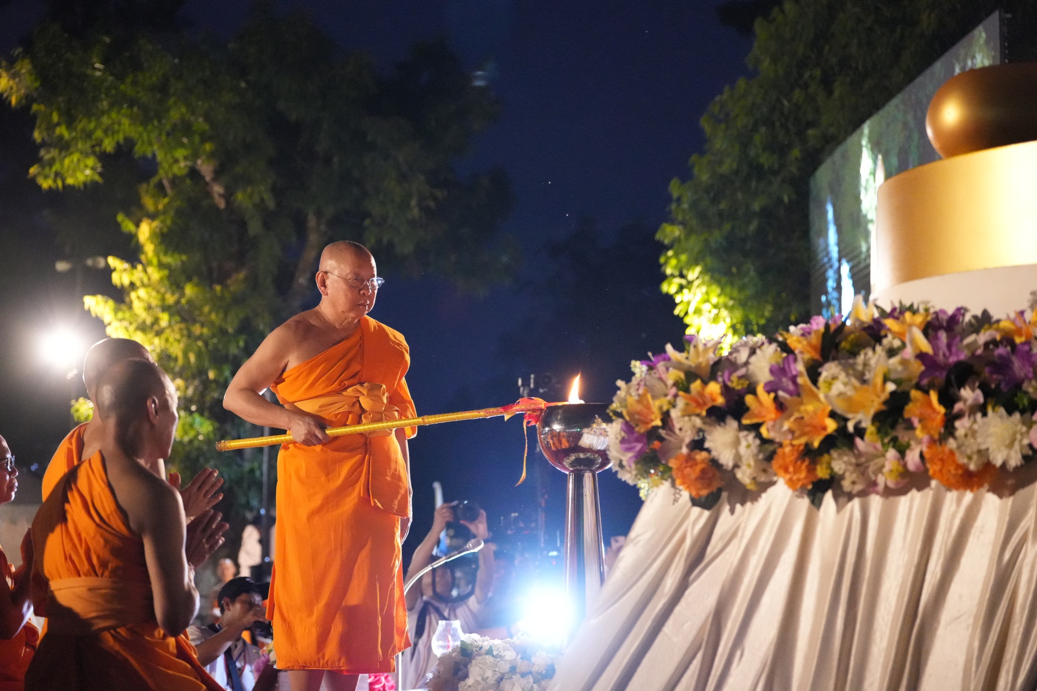 ชาวพุทธในอินโดนีเซียนับล้าน ร่วมฉลองวิสาขบูชาจุดประทีปกว่า 200,000 ดวง ณ พระมหาเจดีย์บรมพุทโธ