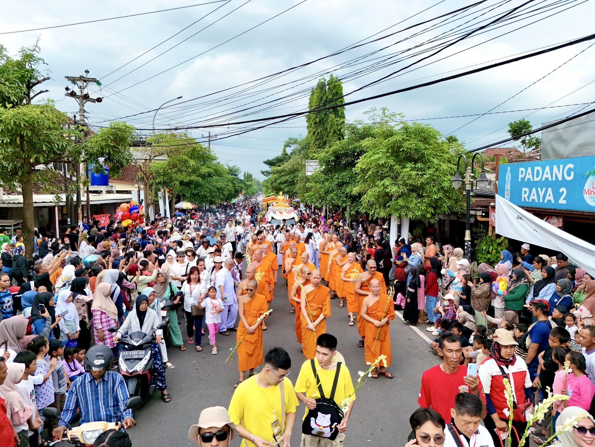 ชาวพุทธในอินโดนีเซียนับล้าน ร่วมฉลองวิสาขบูชาจุดประทีปกว่า 200,000 ดวง ณ พระมหาเจดีย์บรมพุทโธ