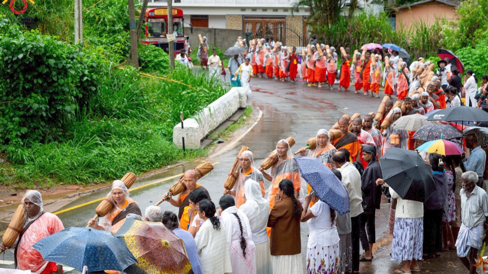 ช่วงบ่ายเกิดฝนตกแต่คณะพระธรรมยาตราก็เดินมุ่งหน้าต่อไปเรื่อยๆ สองข้างทางก็ยังมีสาธุชนยืนกางร่มรอต้อนรับจนถึงปลายทาง