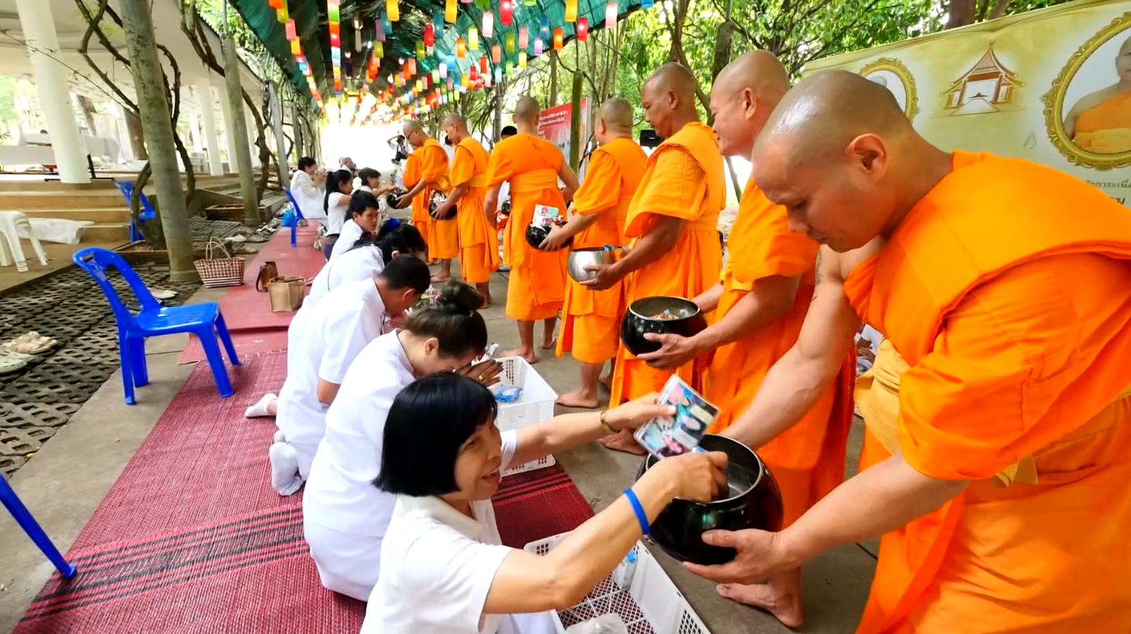 ทุกท่านได้ร่วมกันตักบาตรแด่คณะสงฆ์