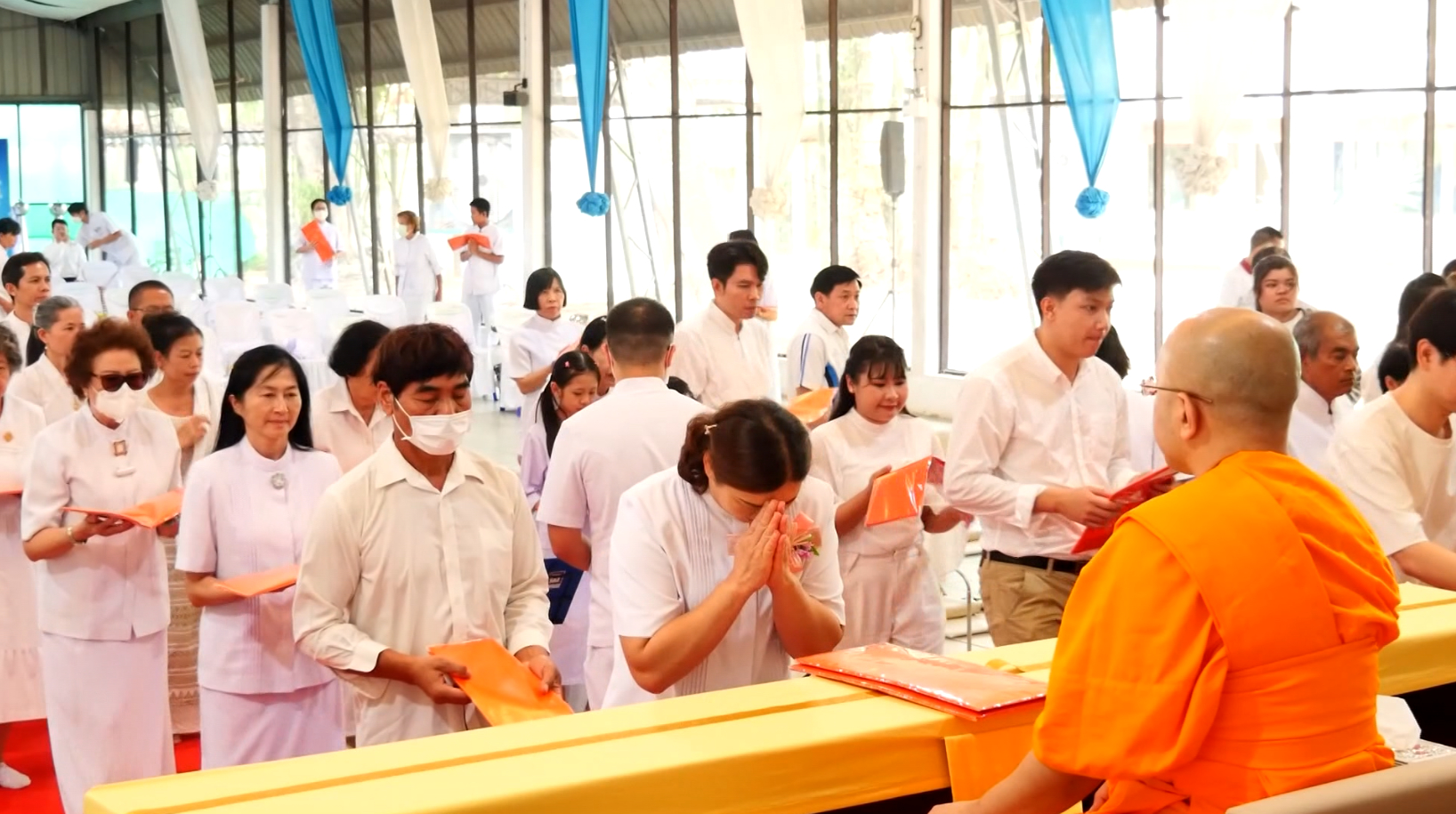 สาธุชนได้ร่วมกันทอดผ้าบังสุกุลเพื่ออุทิศบุญให้กับหมู่ญาติผู้ที่ล่วงลับไปแล้ว