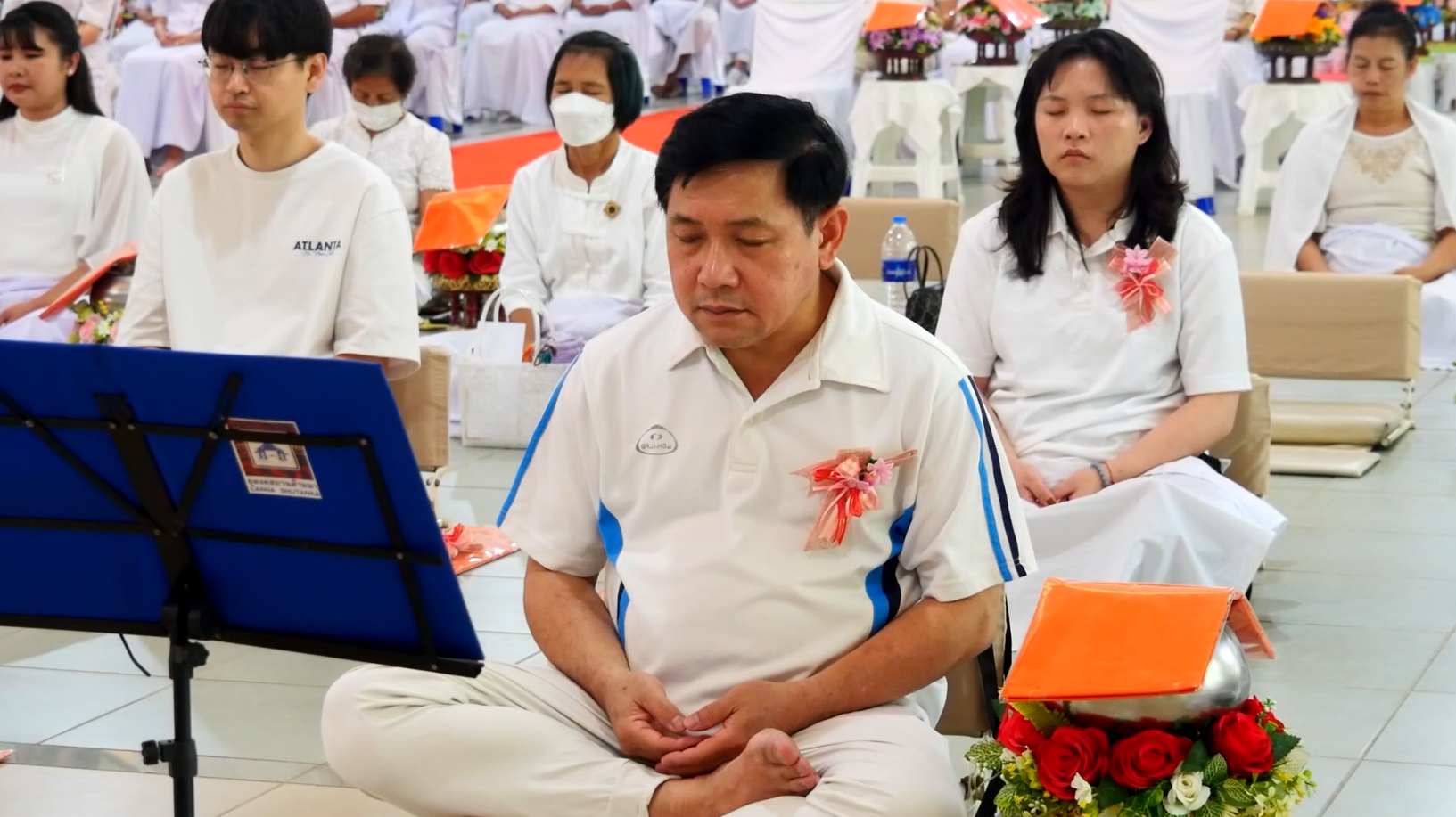นั่งสมาธิไปพร้อมๆกับศูนย์กลางพิธี ณ วัดพระธรรมกาย