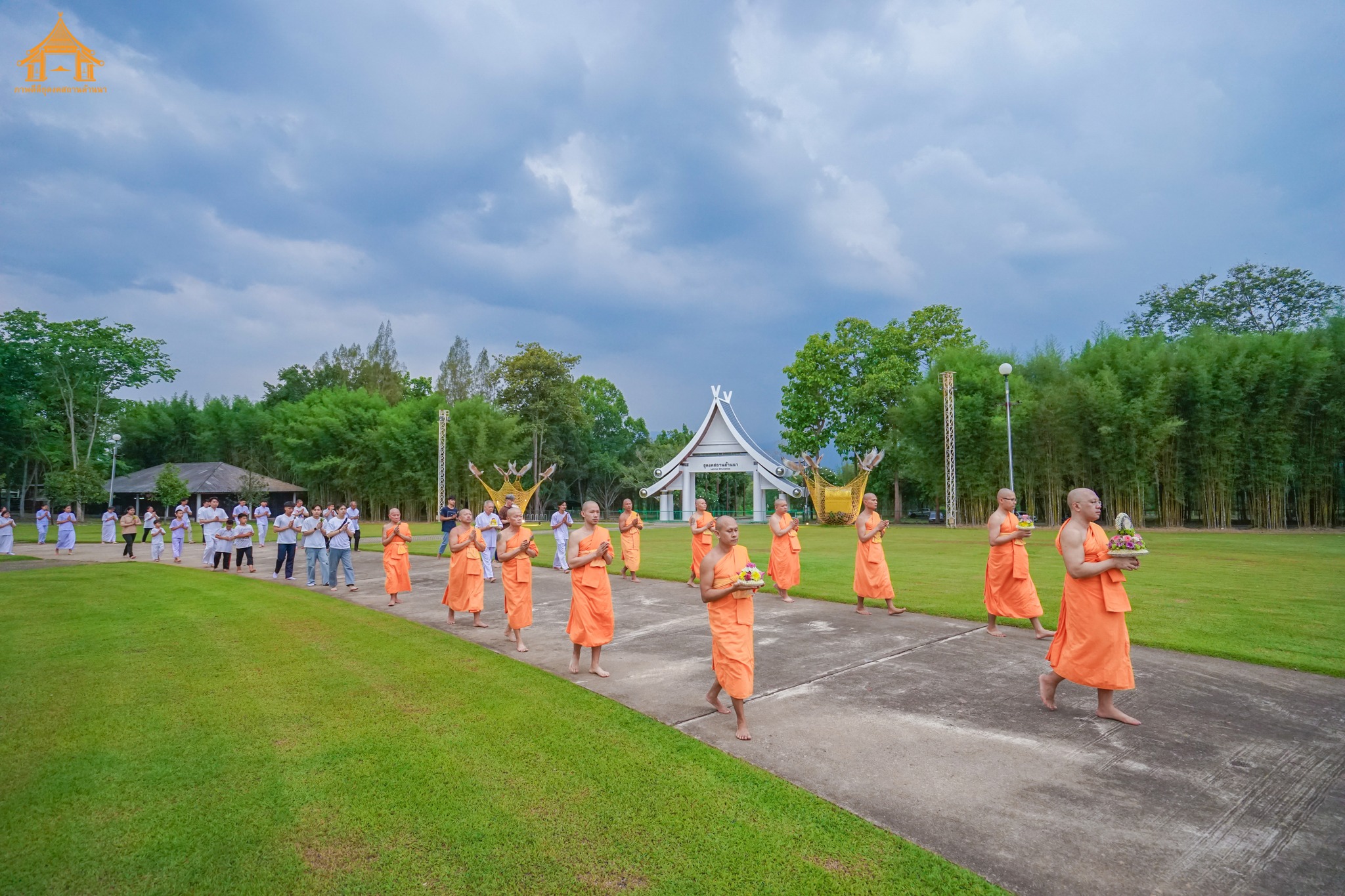 คณะสงฆ์พร้อมด้วยสาธุชนทุกท่านได้ร่วมกันเวียนประทักษิณรอบรัตนเจดีย์