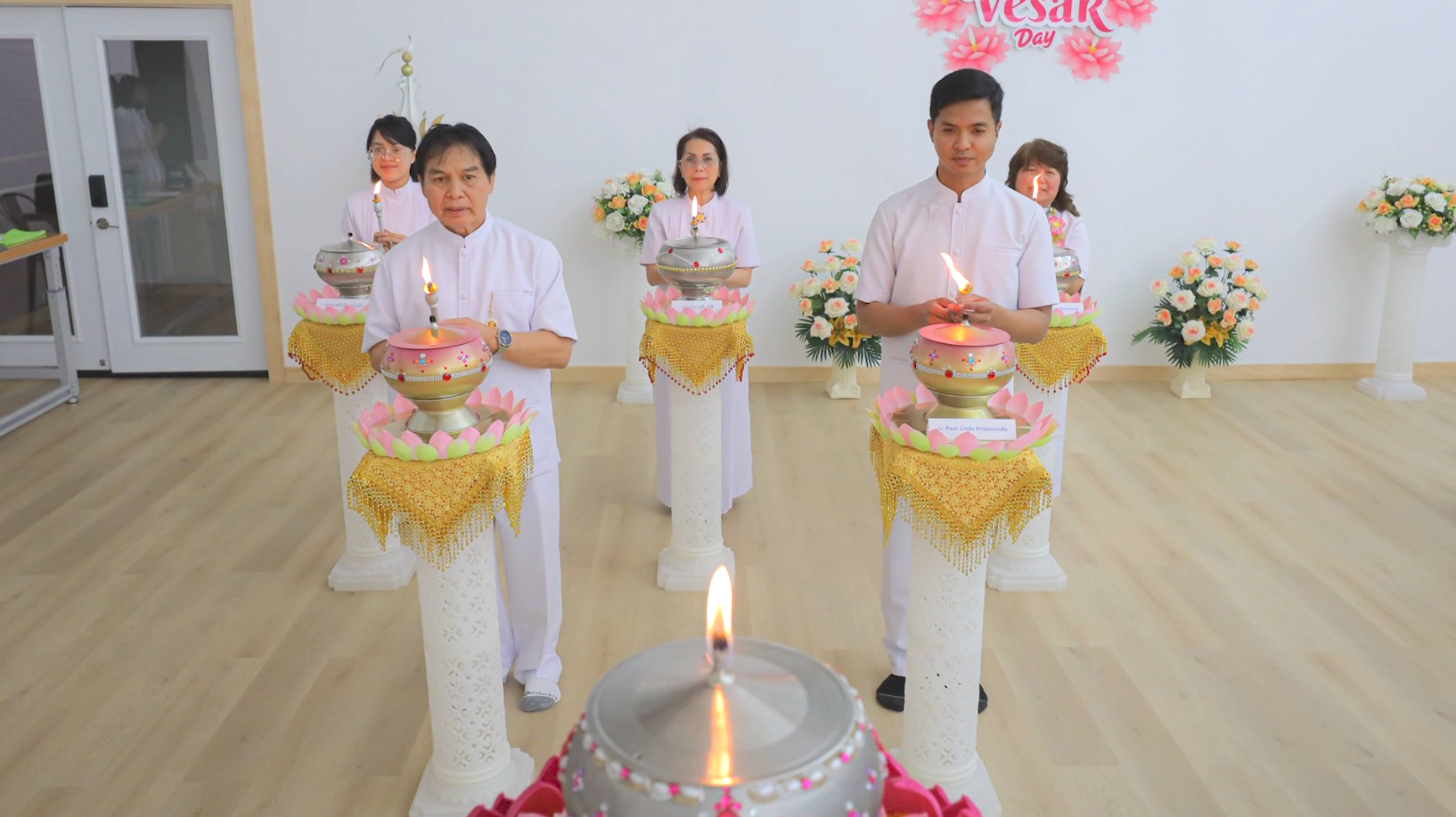 น้อมนำไปจุดวิสาขประทีป ณ แท่นพิธี