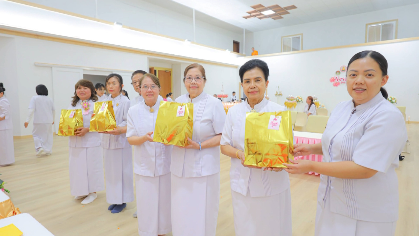 น้อมถวายไทยธรรมแด่คณะสงฆ์