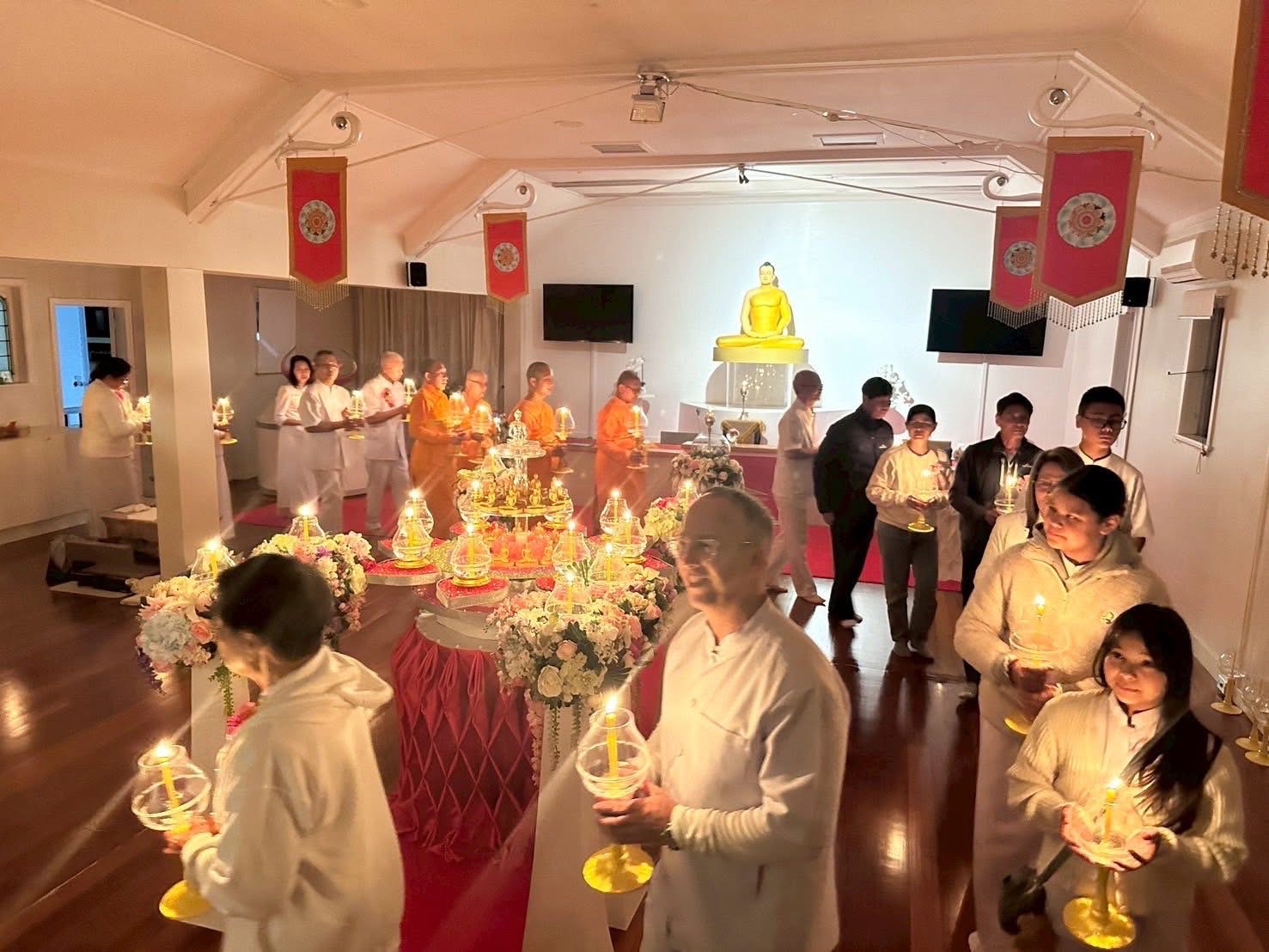 พิธีเวียนประทักษิณเป็นพุทธบูชา เพื่อน้อมบูชาแด่พระสัมมาสัมพุทธเจ้า เนื่องในวันวิสาขบูชา