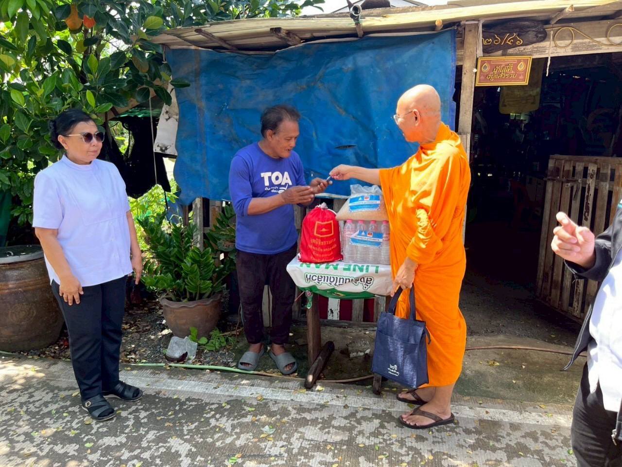 วัดพระธรรมกาย และมูลนิธิธรรมกายลงพื้นที่เยี่ยมบ้านผู้สูงอายุ ผู้ป่วยติดเตียง