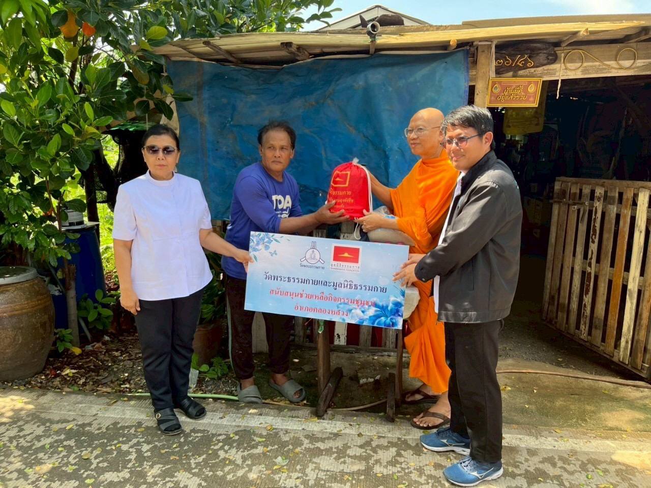 วัดพระธรรมกาย และมูลนิธิธรรมกายลงพื้นที่เยี่ยมบ้านผู้สูงอายุ ผู้ป่วยติดเตียง