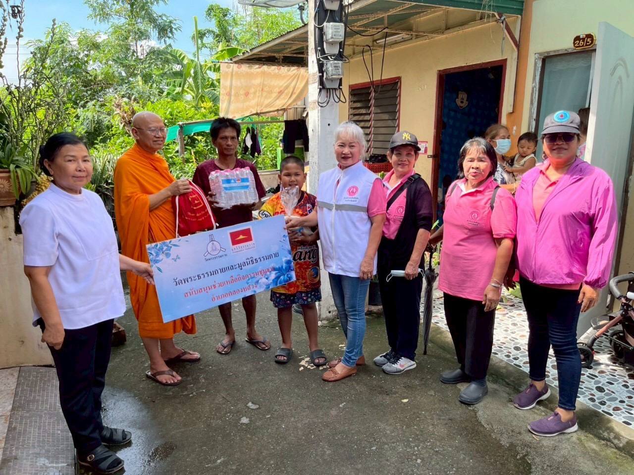 วัดพระธรรมกาย และมูลนิธิธรรมกายลงพื้นที่เยี่ยมบ้านผู้สูงอายุ ผู้ป่วยติดเตียง