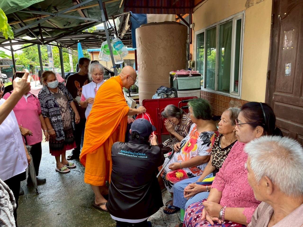 วัดพระธรรมกาย และมูลนิธิธรรมกายลงพื้นที่เยี่ยมบ้านผู้สูงอายุ ผู้ป่วยติดเตียง