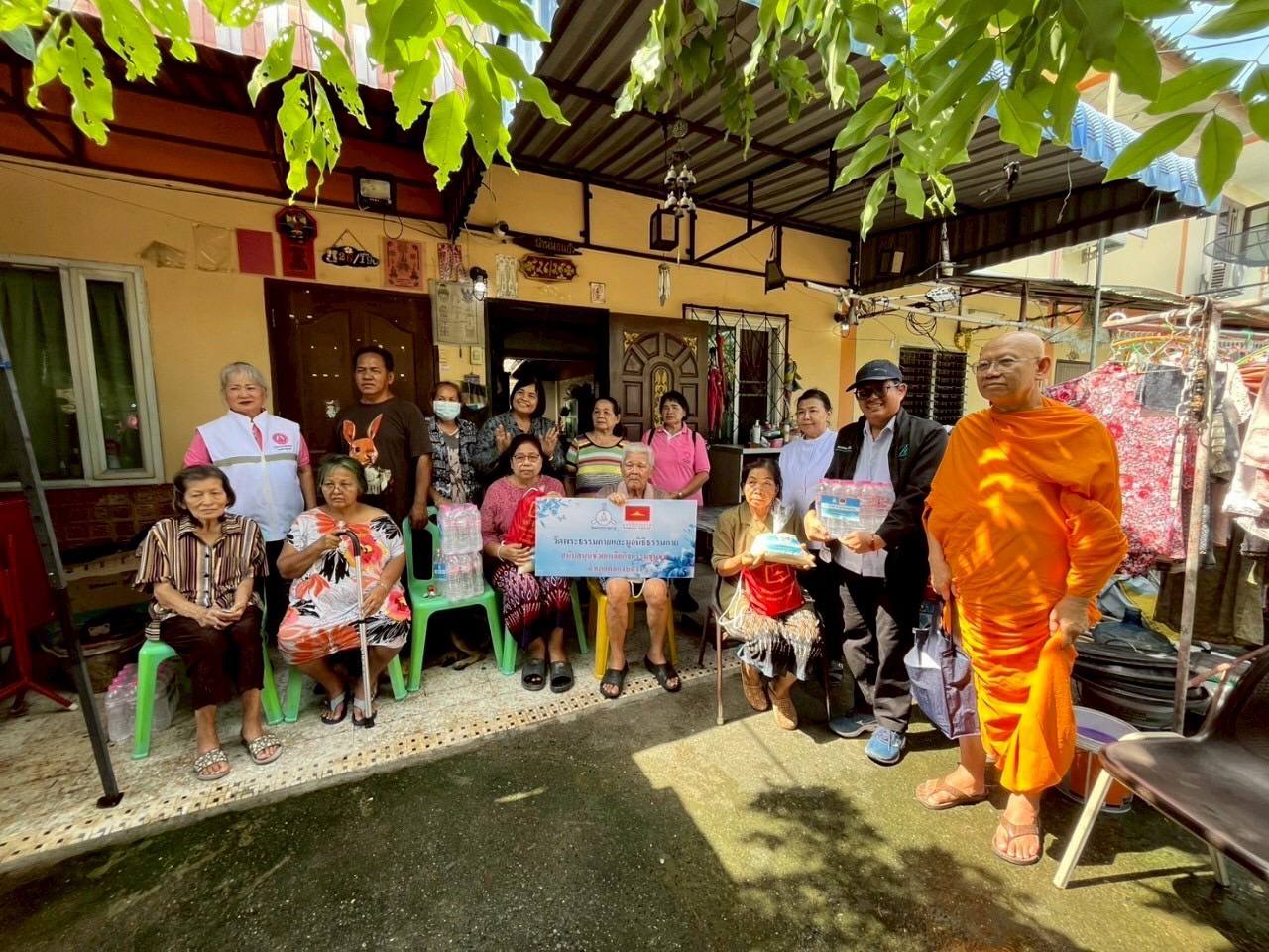 วัดพระธรรมกาย และมูลนิธิธรรมกายลงพื้นที่เยี่ยมบ้านผู้สูงอายุ ผู้ป่วยติดเตียง