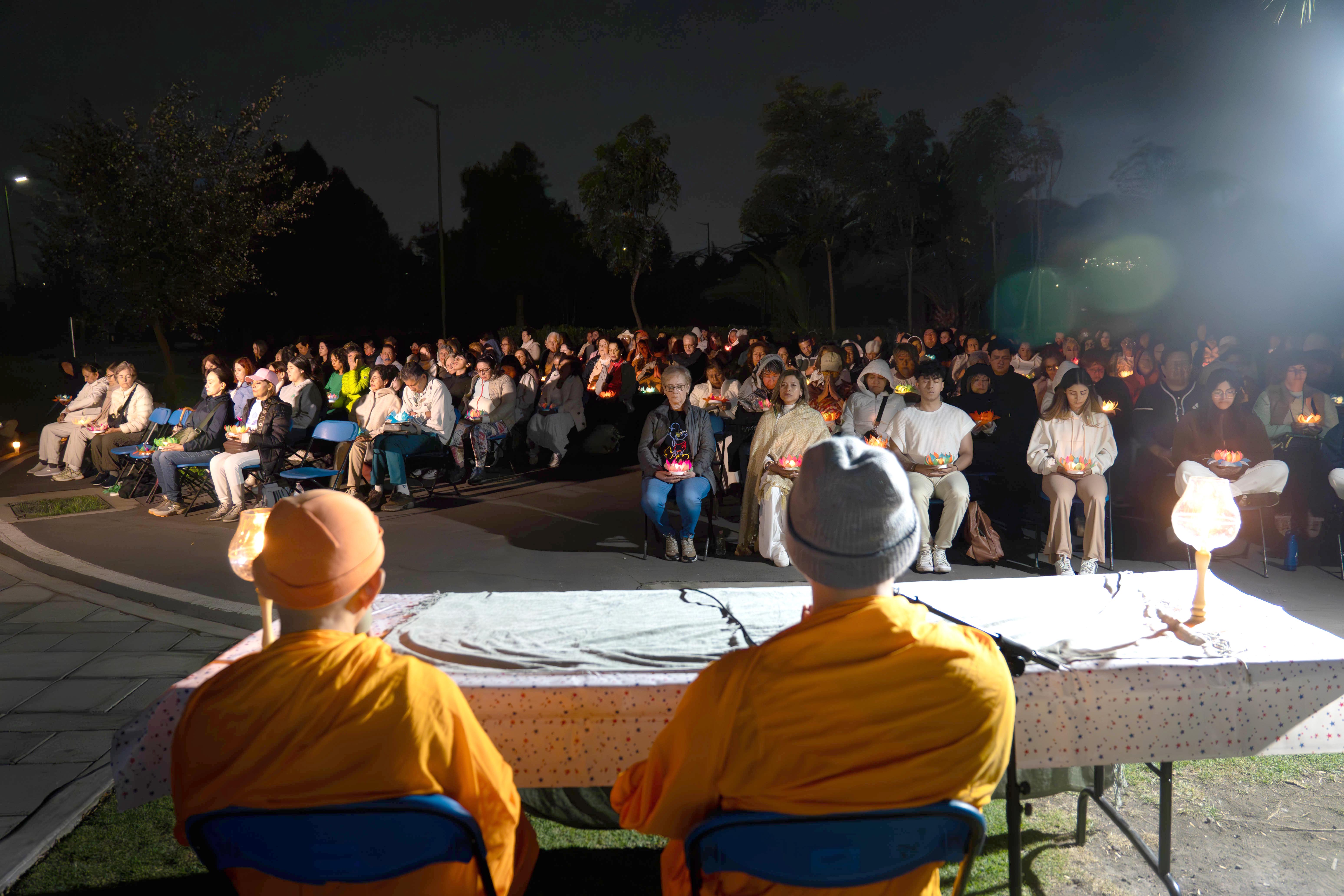 วัดพระธรรมกายเม็กซิโก จัดพิธีลอยโคมขอขมาพระแม่คงคา เนื่องในวันวิสาขบูชา