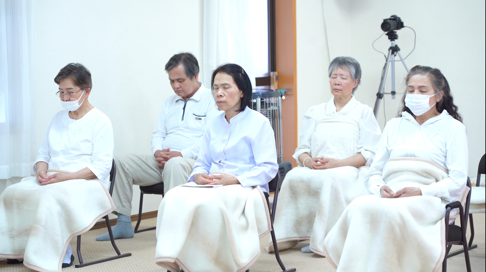 ปฏิบัติธรรม ตามเสียงของหลวงพ่อธัมมชโย ผ่านสัญญาณถ่ายทอดสดจากสถานี GBN 