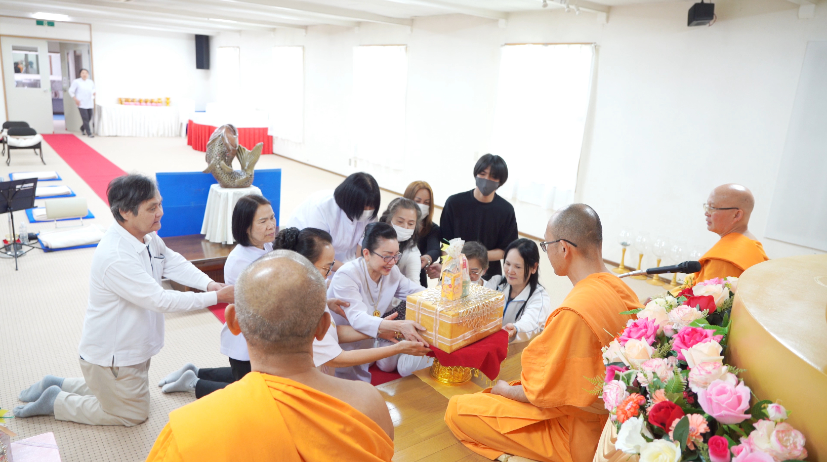 ถวายไทยธรรมแด่คณะสงฆ์