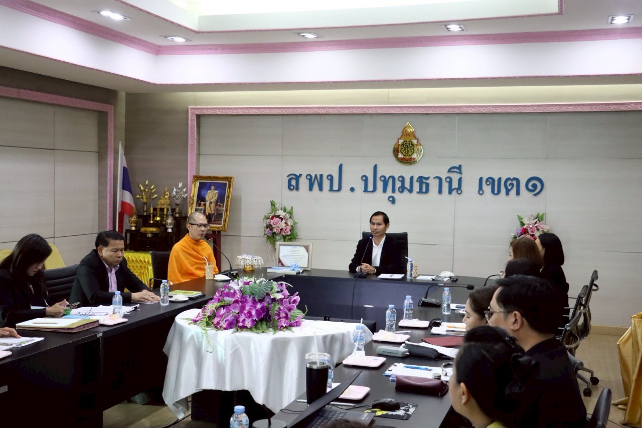 ชมรมพุทธศาสตร์สากล มอบเกียรติบัตร สำนักงานเขตพื้นที่การศึกษาประถมศึกษาปทุมธานี 