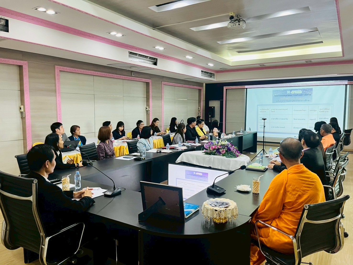 ชมรมพุทธศาสตร์สากล มอบเกียรติบัตร สำนักงานเขตพื้นที่การศึกษาประถมศึกษาปทุมธานี 