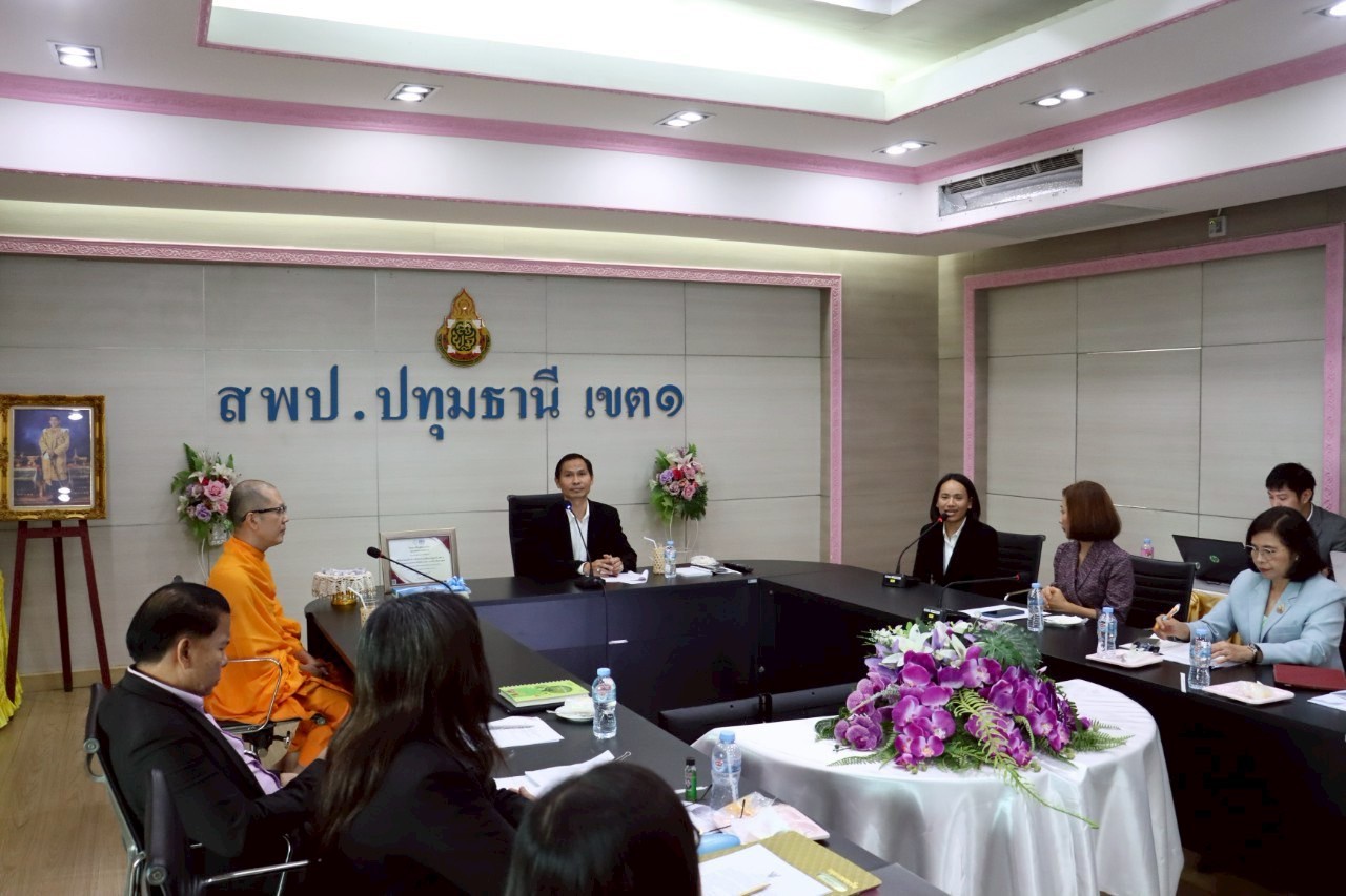 ชมรมพุทธศาสตร์สากล มอบเกียรติบัตร สำนักงานเขตพื้นที่การศึกษาประถมศึกษาปทุมธานี 