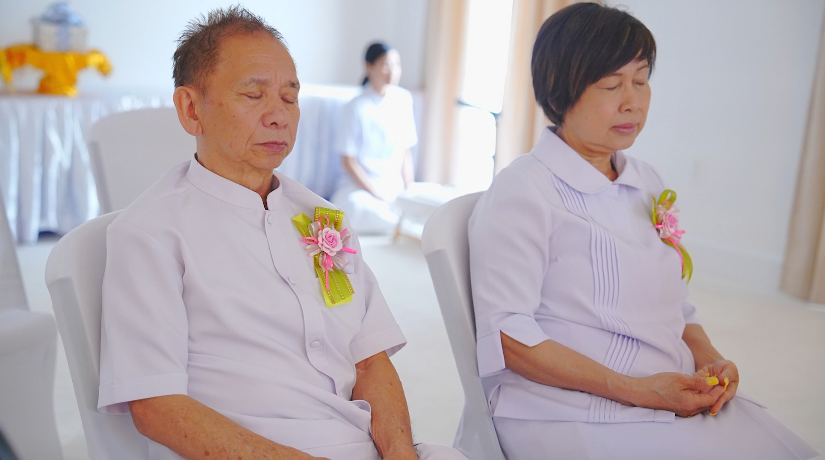 ร่วมกันปฏิบัติธรรม ตามเสียงนำนั่งของหลวงพ่อธัมมชโย