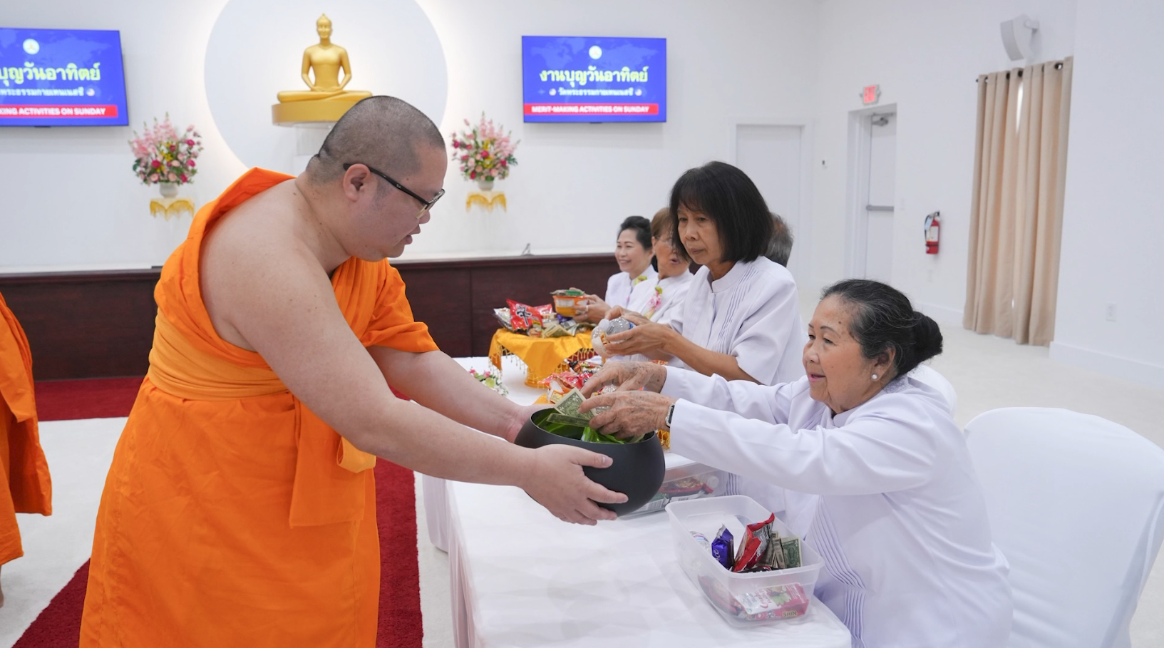 ตักบาตรข้าวสารอาหารแห้งแด่คณะสงฆ์