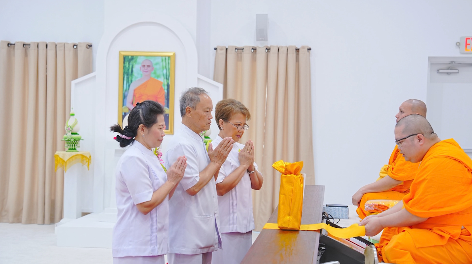 น้อมถวายจตุปัจจัยไทยธรรมแด่ท่านประธานสงฆ์