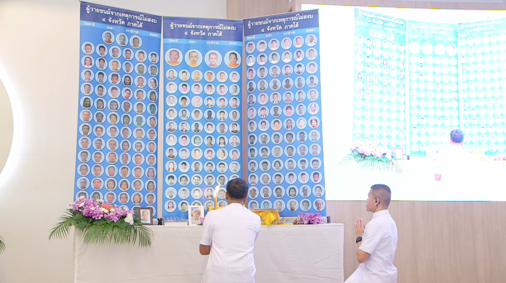 ร้อยตำรวจเอกนฤชิต จุสะปาโล อัยการจังหวัดคดีเยาวชนและครอบครัวจังหวัดสงขลา เป็นประธานฝ่ายฆราวาส จุดธูปเทียนหน้ารูปผู้วายชนม์