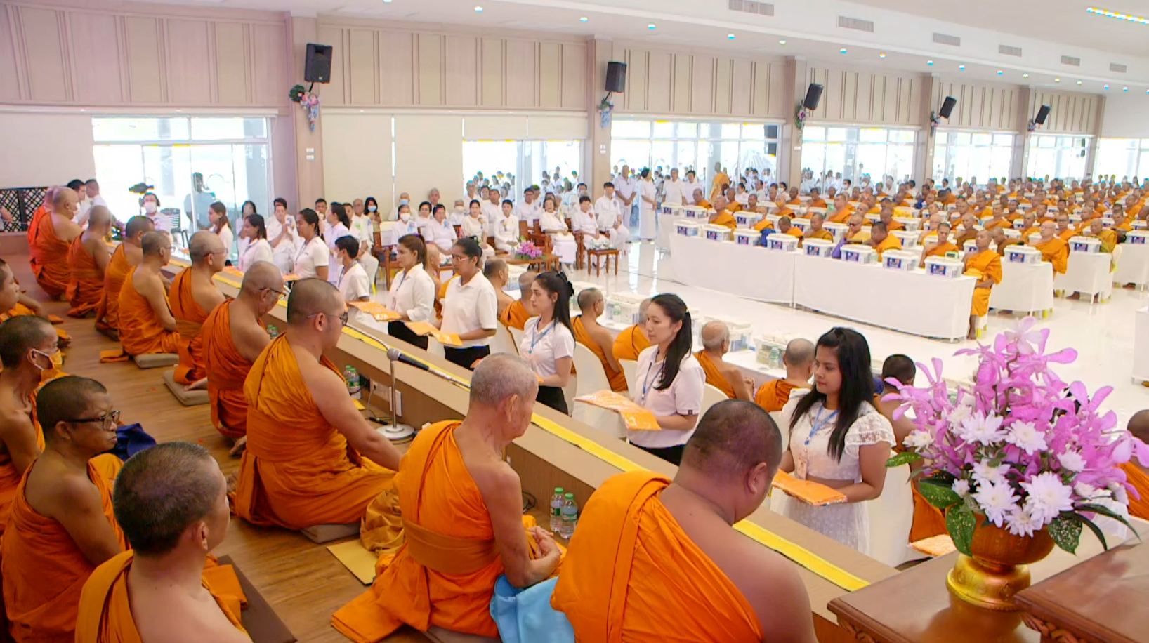 ร่วมกันทอดผ้าบังสุกุล ในส่วนคณะสงฆ์ก็ได้พิจารณาผ้าบังสุกุล