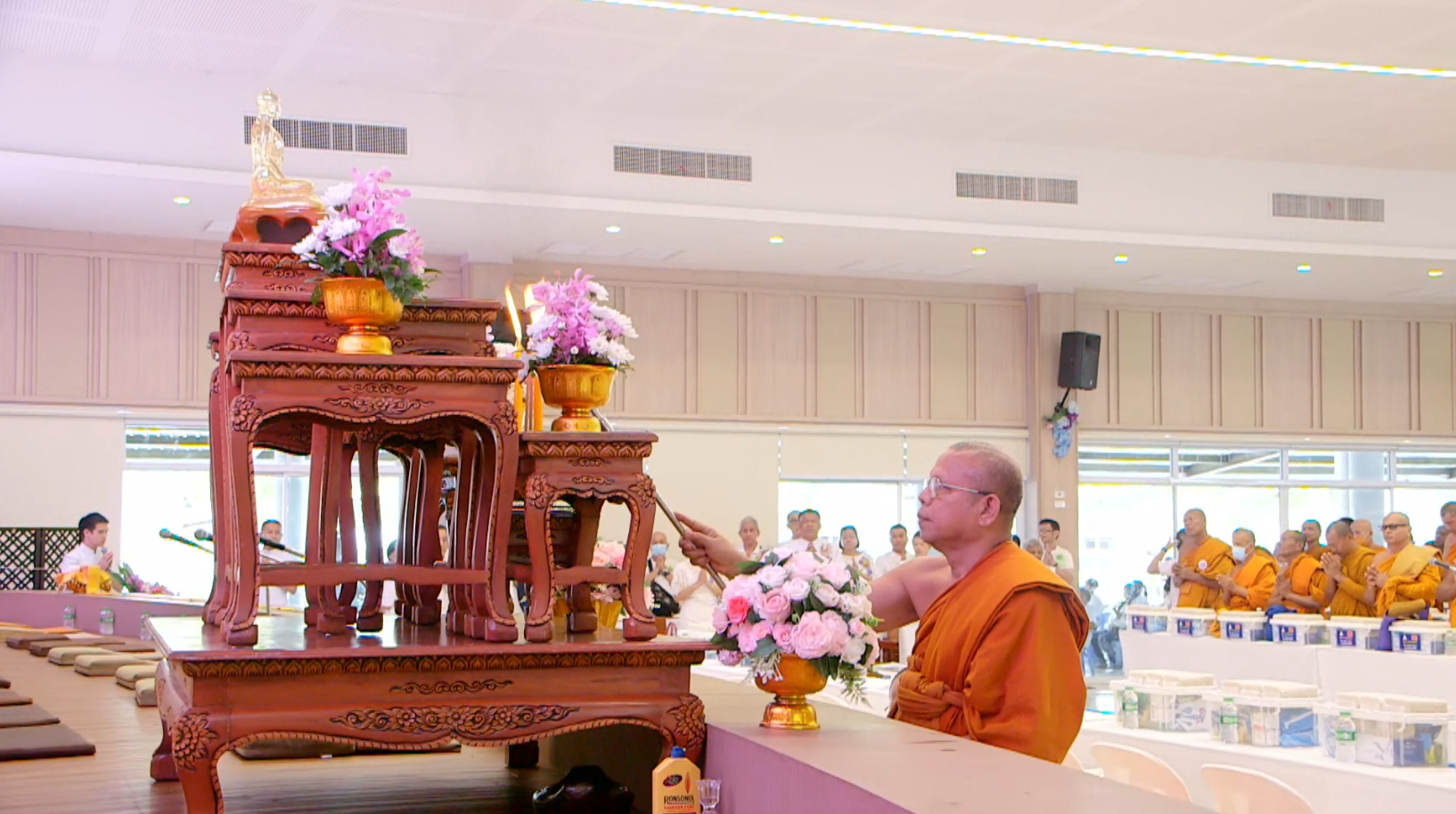 พระเทพวชิรสุตาภรณ์ เจ้าคณะจังหวัดสงขลา เจ้าอาวาสวัดโคกสมานคุณ (พระอารามหลวง) เป็นประธานสงฆ์ จุดเทียนธูปบูชาพระรัตนตรัย