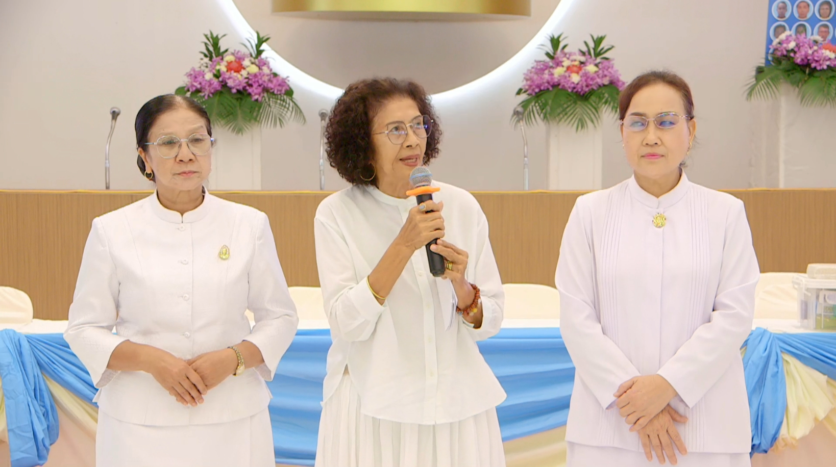 ผู้แทนคณะครูผู้หยัดสู้ในพื้นที่ ได้กล่าวเปิดใจ พร้อมทั้งกล่าวขอบคุณหลวงพ่อธัมมชโย