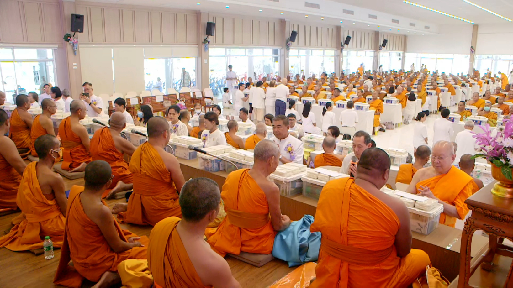 ด๊อกเตอร์ประกอบ จิรกิติ ผู้แทนกัลยาณมิตรทั่วโลก ได้นำกล่าวคำอธิษฐานจิต