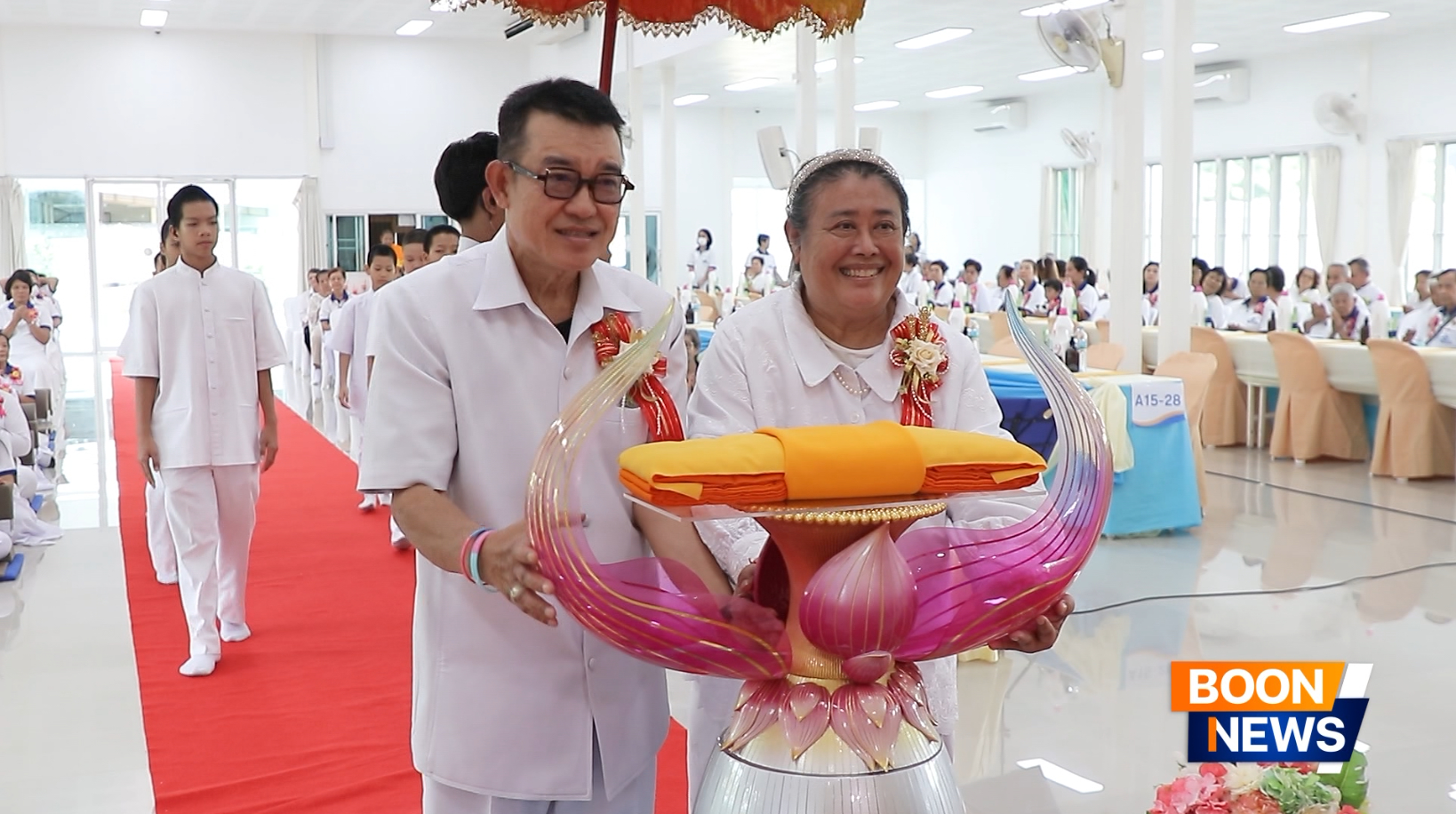 ท่านประธานผ้าป่าได้อัญเชิญผ้าป่าเข้าสู่ศูนย์กลางพิธีด้วยความปีติใจ