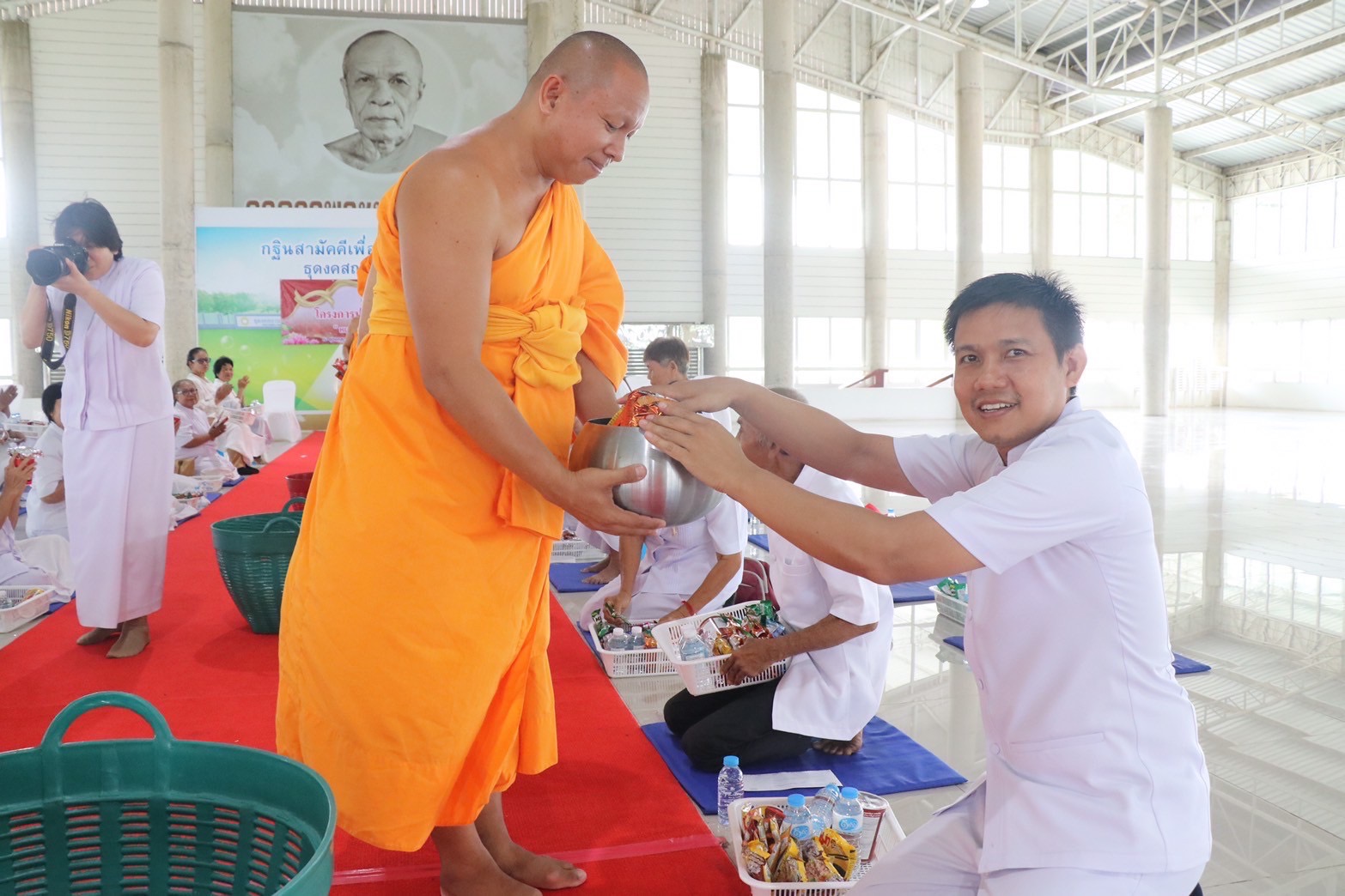 กิจกรรมตักบาตรแด่คณะสงฆ์ในตอนเช้า