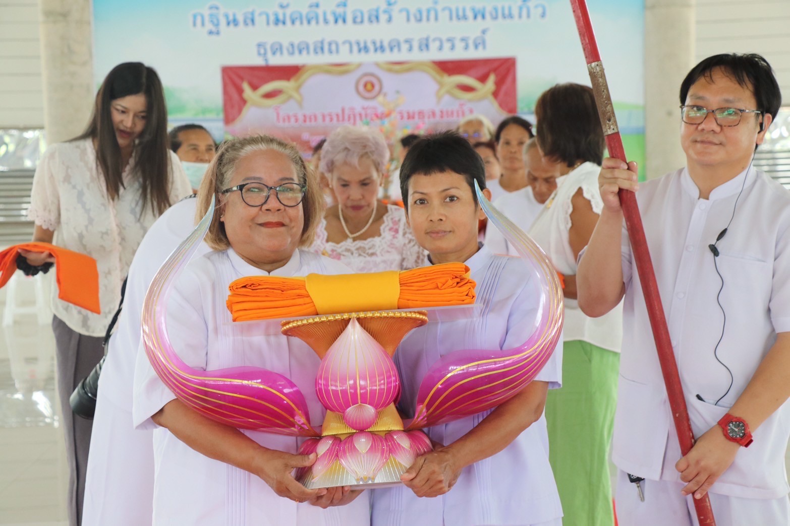 ทอดผ้าป่า