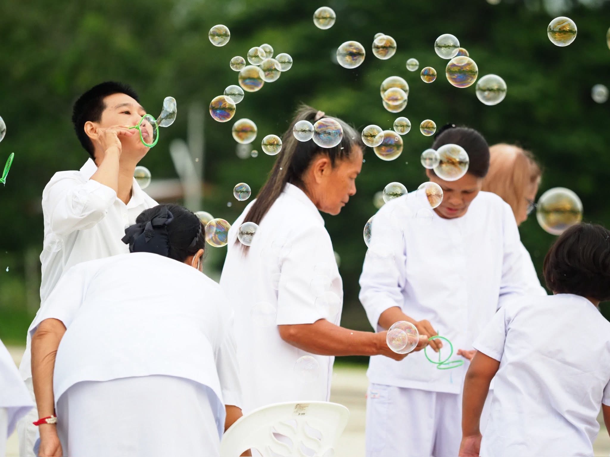 เป่าดวงแก้ว เพื่อสร้างความคุ้นเคยซึ่งกันและกัน